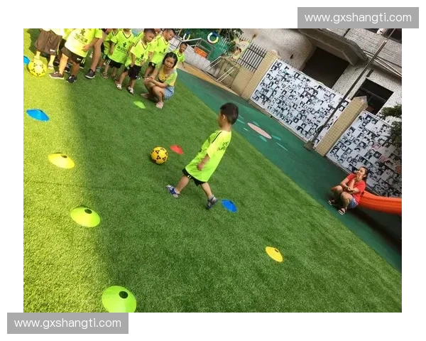 幼儿园欢乐足球赛点燃童心激情共同谱写运动成长篇章美好瞬间绽放